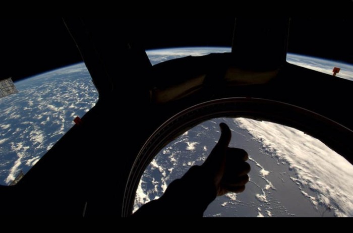 Astronauta acena da cúpula da ISS - Crédito: Twitter/Reid Wiseman